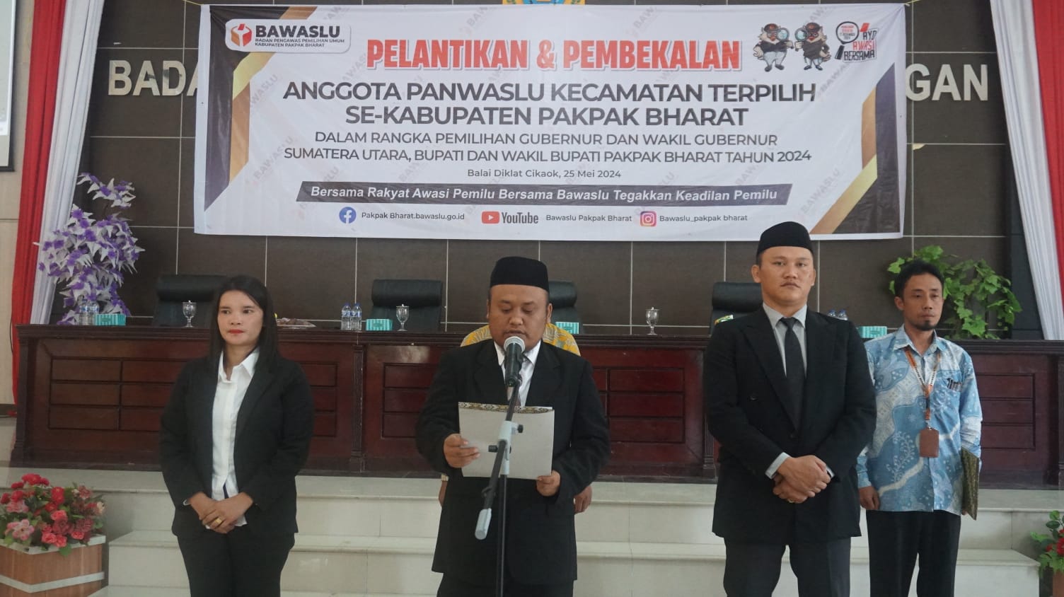 ketua membacakan naskah pelantikan